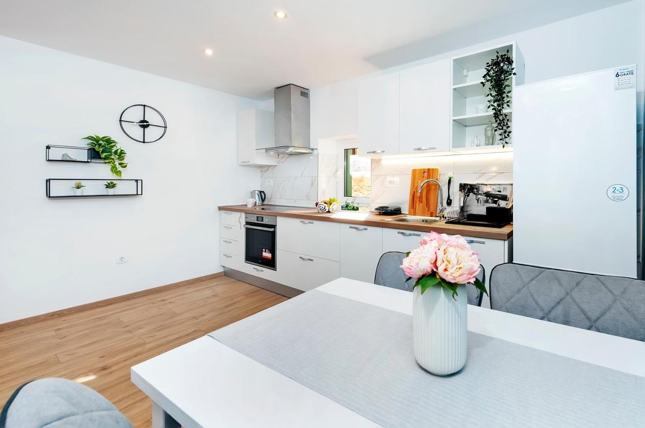 Otto Apartment With Sea View And Parking Ρόβινι Εξωτερικό φωτογραφία
